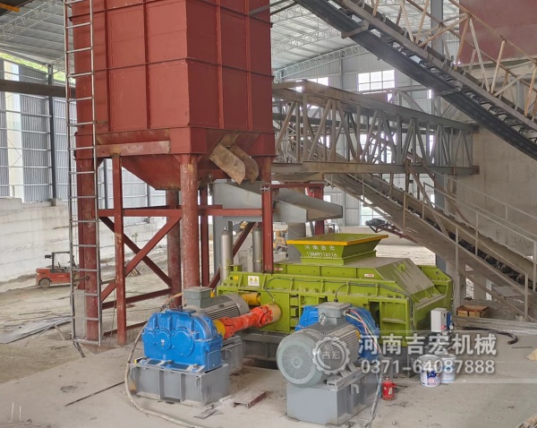 礦場主自述：“換了液壓對輥機(jī)后，我的鐵礦石制砂廠終于扭虧為盈！”