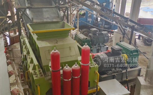 破碎輝綠巖總走彎路？對輥機(jī)用實(shí)力告訴你：選對設(shè)備多重要！